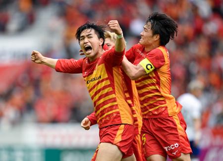 　名古屋―Ｇ大阪　前半、チーム２点目のゴールを決め、稲垣（右）らと喜ぶ名古屋・木村＝豊田