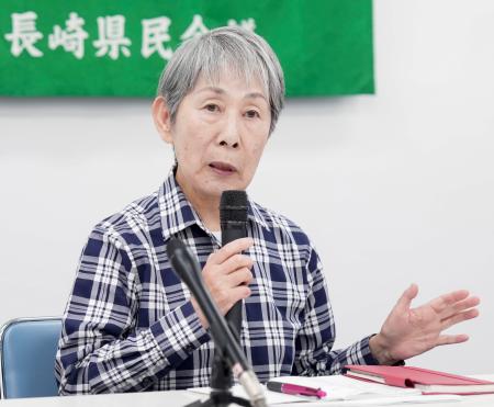 記者会見する川副忠子さん＝６日午前、長崎市