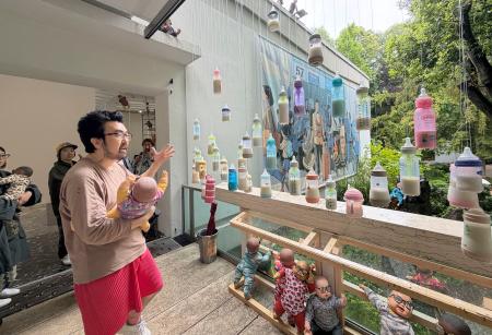 第６１回ベネチア・ビエンナーレ国際美術展の内覧会で、日本館の展示について説明する美術家の荒川ナッシュ医さん＝６日、イタリア・ベネチア（共同）