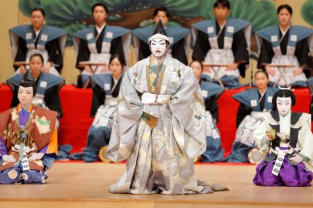 　「日本こども歌舞伎まつり」に出演した石川県小松市の子どもたち＝６日午後、小松市