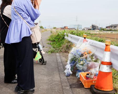 　事故の発生時刻に合わせて現場で手を合わせる遺族＝６日午後、群馬県伊勢崎市
