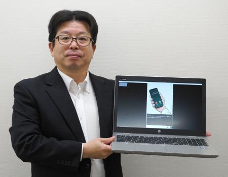 「詐欺防止啓発ノベル」を紹介する高松地検の浜渦龍一広報官=4月、高松地検