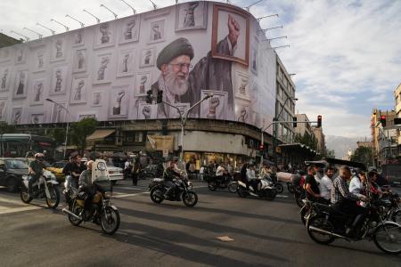 ２月に殺害されたアリ・ハメネイ師が描かれた、テヘラン市内の建物＝６日（ＡＰ＝共同）