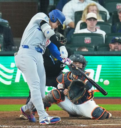 アストロズ戦の5回、適時打を放つドジャース・大谷=ヒューストン(共同)