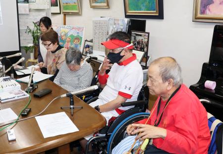 記者会見する「水俣病胎児性小児性患者・家族・支援者の会」のメンバーら=7日午前、熊本県水俣市