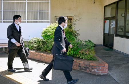 蒲原鉄道へ調査に入る国交省北陸信越運輸局の職員=7日午前10時50分ごろ、新潟県五泉市