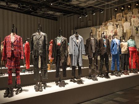 　パンク文化を紹介する展覧会「ｉｎｃｅｐｔｉｏｎ（１９７６）」で紹介されているファッションアーカイブ＝東京・表参道ヒルズ（提供写真）