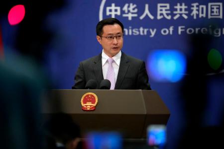 記者会見する中国外務省の林剣副報道局長＝７日、北京（共同）