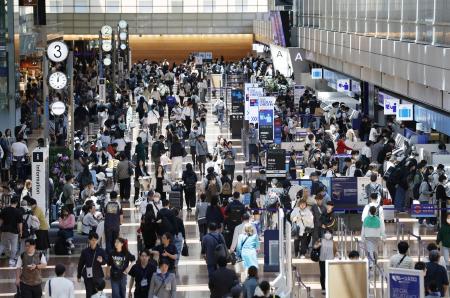 ゴールデンウイーク後半の5連休初日を迎え、混雑する羽田空港の出発ロビー=2日