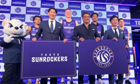 ＢリーグのＳＲ渋谷が東京サンロッカーズにクラブ名を変更することが発表され、写真に納まるベンドラメ礼生（後列右端）ら＝７日、東京都品川区