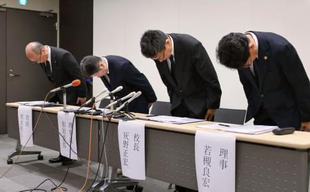 　記者会見で謝罪する北越高の関係者＝７日夜、新潟市