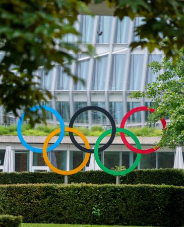 　国際オリンピック委員会（ＩＯＣ）本部前に掲げられた五輪マーク＝６日、ローザンヌ（ロイター＝共同）