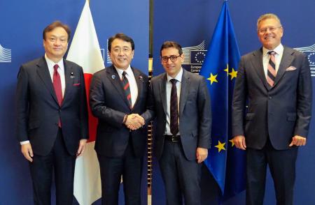日EU「ハイレベル経済対話」に臨む赤沢経産相(中央左)とEUのセジュルネ上級副委員長(同右)ら=7日、ブリュッセル(経産省提供・共同)