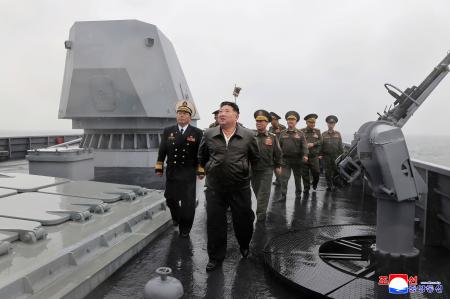 新型駆逐艦「崔賢」の航海試験を視察する北朝鮮の金正恩朝鮮労働党総書記(手前)=7日(朝鮮中央通信=共同)