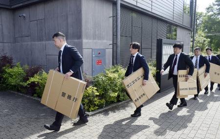市議会事務局などの家宅捜索のため、熊本県八代市役所に向かう警視庁と熊本県警の捜査員=7日午後
