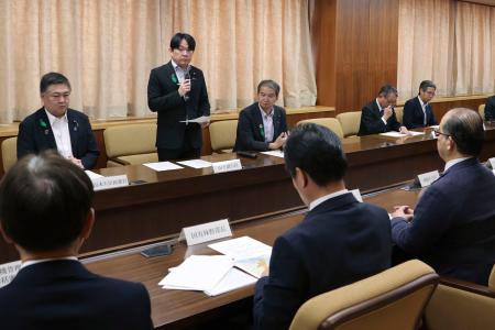 農水省で開かれた山林火災の対策本部の会議＝８日午前