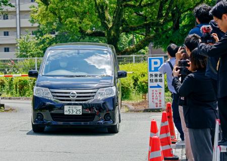 送検のため熊本中央署を出る成松由紀夫容疑者を乗せた車=8日午後1時3分