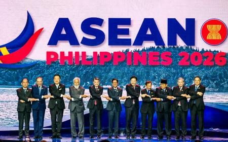 ＡＳＥＡＮ首脳会議の開会式で握手を交わす各国首脳ら＝８日、フィリピン中部セブ（共同）