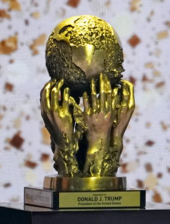 　皮肉られたＦＩＦＡ「平和賞」のトロフィー＝米ワシントン（共同）