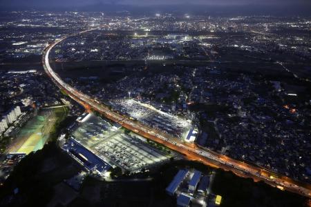 ゴールデンウイークの最終日、東京方面(下)へ向かう車で渋滞する東名高速道路の海老名サービスエリア付近=6日午後6時57分(共同通信社ヘリから)