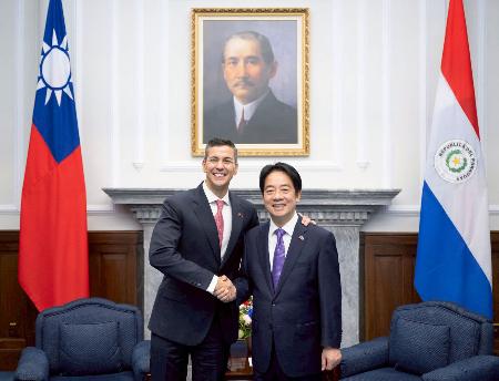 会談した台湾の頼清徳総統（右）とパラグアイのペニャ大統領＝８日、台北市（総統府提供・共同）