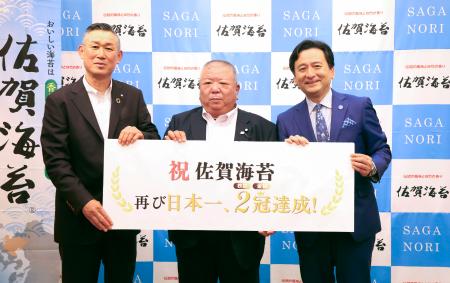 佐賀県の山口祥義知事(右)に、のりの販売実績などを報告した有明海漁協の幹部=8日午後、佐賀県庁