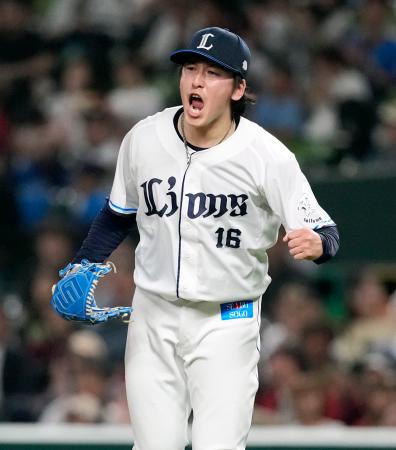 ６回楽天１死一、二塁、辰己を二ゴロ併殺に仕留め雄たけびを上げる西武先発の隅田＝ベルーナ