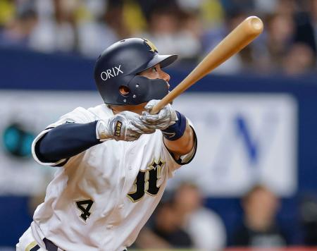 ４回オリックス無死一塁、森友が右中間に２ランを放つ＝京セラドーム