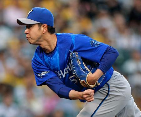 ６回途中１失点で２勝目を挙げたＤｅＮＡ・平良＝甲子園