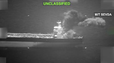 8日、米中央軍がX(旧ツイッター)に投稿したイラン船籍の石油タンカーに攻撃する映像