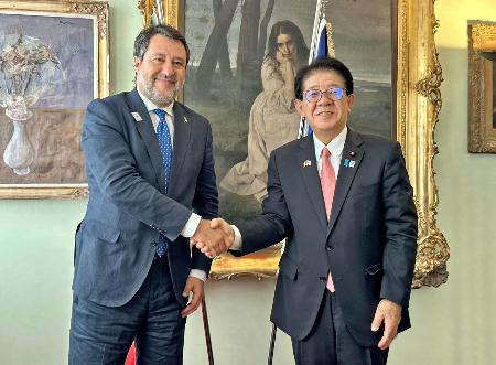 握手を交わす金子国交相（右）とイタリアのサルビーニ副首相兼インフラ・運輸相＝８日、イタリア・ミラノ（インフラ・運輸省提供、共同）