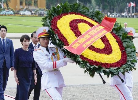 　ホーチミン廟（びょう）で献花に向かう高市首相（左から２人目）＝２日、ハノイ（共同）