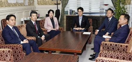 国会内で開かれた、中道改革連合、立憲民主党、公明党3党の幹事長会談=3月