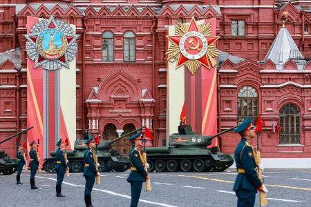 2025年5月、モスクワの赤の広場で行われた対ドイツ戦勝80年の軍事パレード(タス=共同)