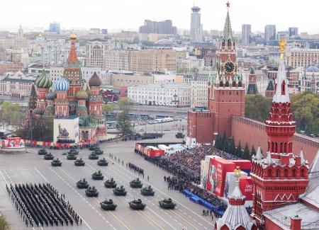 2022年5月、モスクワの赤の広場で開催された対ドイツ戦勝77年の軍事パレード。最新鋭戦車T14アルマータも参加した(タス=共同)
