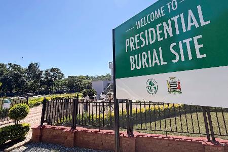 ザンビアの首都ルサカにある歴代大統領の墓地。左奥はルング前大統領のために整備された墓=6日(共同)