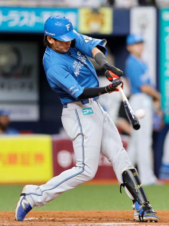 ５回日本ハム２死一塁、野村が左中間に２ランを放つ＝京セラドーム