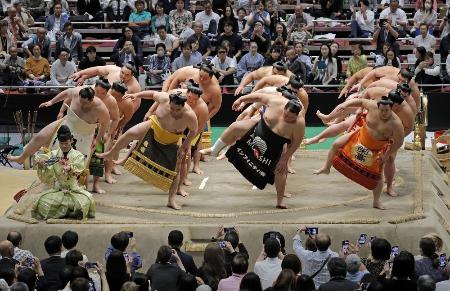 日本相撲協会の財団法人設立１００周年を記念した「百周年場所　古式大相撲と現代大相撲」で「御前掛かり土俵入り」をする幕内力士たち＝２０２５年１０月７日、東京・両国国技館