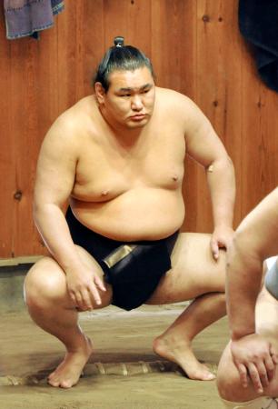 紫色の締め込み姿で最終調整する豊昇龍＝９日、東京都台東区の立浪部屋