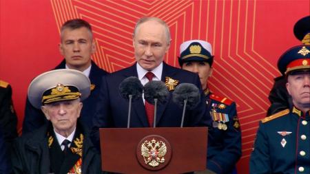 ９日、第２次大戦での対ドイツ戦勝８１年を祝う軍事パレードで演説するロシアのプーチン大統領＝モスクワ（ロシア大統領府提供・ロイター＝共同）