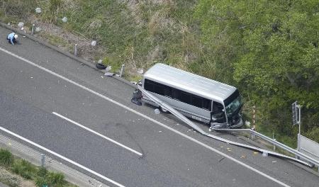 福島県郡山市の磐越自動車道でガードレールに衝突したマイクロバス＝６日（共同通信社ヘリから）