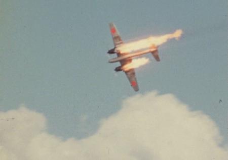 １９４５年３月１８日、エンジンから火を噴きながら米空母に突入を試みる特攻機＝九州南東沖（豊の国宇佐市塾提供）