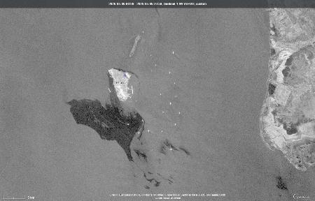 ６日、イラン・カーグ島（中央）の周辺海域を撮影した衛星画像。海面に油膜が広がっている様子が示されている（Ｅｕｒｏｐｅａｎ　Ｓｐａｃｅ　Ａｇｅｎｃｙ提供・ＡＰ＝共同）