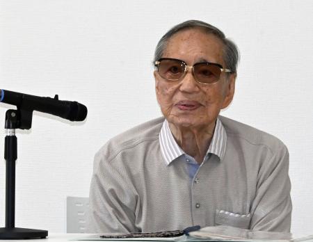 長島愛生園のシンポジウムで講演する入所者の石田雅男さん＝９日午後、岡山県瀬戸内市