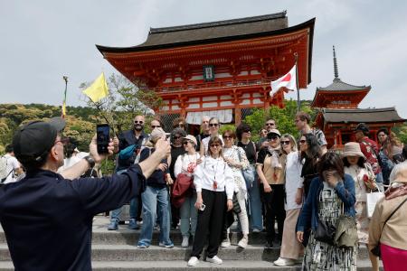 京都・清水寺周辺で記念撮影する訪日客ら=2日