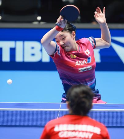 女子準決勝のドイツ戦でプレーする張本美和=ロンドン(共同)