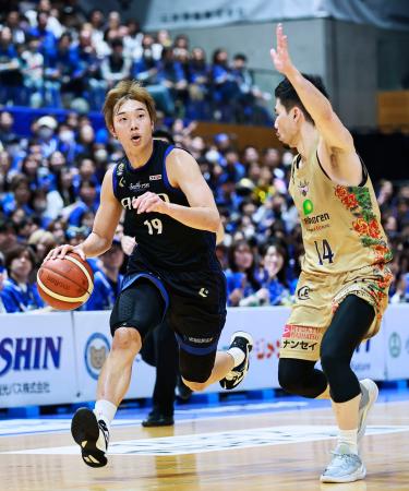 琉球戦で攻め込む三河の西田(左)=ウィングアリーナ刈谷((C)B.LEAGUE)