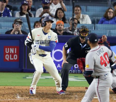 　ブレーブス戦の８回、左前打を放つドジャース・大谷＝ロサンゼルス（共同）
