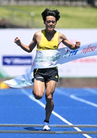 男子　１時間１分３１秒で初優勝した四釜峻佑＝弘進ゴムアスリートパーク仙台