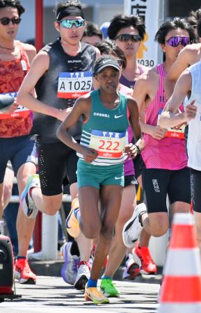 　女子　力走するタビタジェリ・カマウ（中央）。１時間９分２０秒で優勝＝仙台市